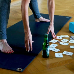 KIKKERLAND Jeu Yoga Bière 9 KIKKERLAND Jeu Yoga Bière -Cadeau boutique jeu yoga biere 2